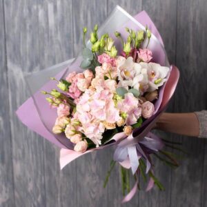 Букет из гортензии, кустовых роз и орхидей
